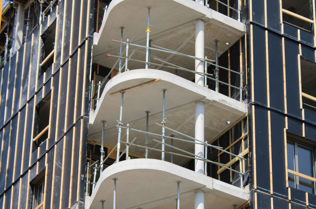 Facciata di un condominio in ristrutturazione con ponteggi, consulenza bonus edilizi dello Studio Rizzardini