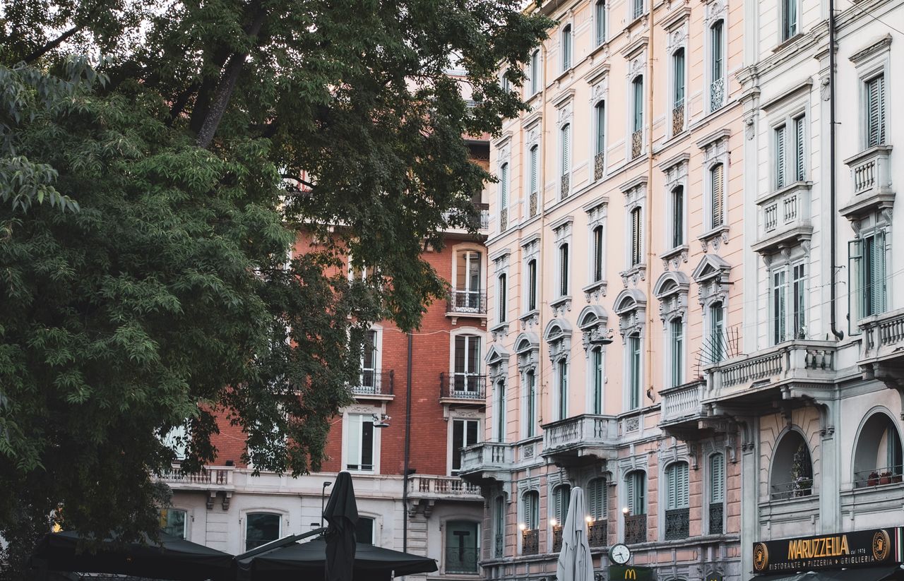 Palazzo residenziale lungo una via alberata di Milano, servizio di amministrazione condominiale dello Studio Rizzardini