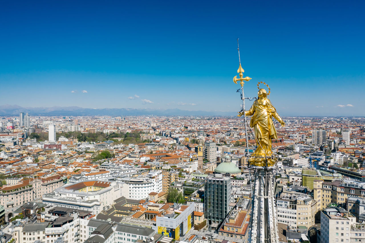 La Madonnina del Duomo di Milano con vista sullo skyline della citt&agrave;, amministrazione condominiale a Milano